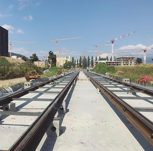Erste Straßenbahngleise wurden bereits verlegt. Die Straßenbahn geht mit Ende 2021 in Reininghaus in Betrieb.