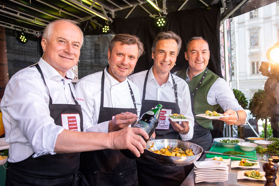 Am Herd nicht verkehrt: Landesrat Hans Seitinger, Spitzen-Koch Christof Widakovich, Bürgermeister Siegfried Nagl und Bürgermeister-Stellvertreter Mario Eustacchio (v. li.) kochten anlässlich des World Veggie Day köstliche Kürbisgnocchi mit Salbei. © Stadt Graz/Fischer Am Herd nicht verkehrt: Landesrat Hans Seitinger, Spitzen-Koch Christof Widakovich, Bürgermeister Siegfried Nagl und Bürgermeister-Stellvertreter Mario Eustacchio (v. li.) kochten anlässlich des World Veggie Day köstliche Kürbisgnocchi mit Salbei. © Stadt Graz/Fischer