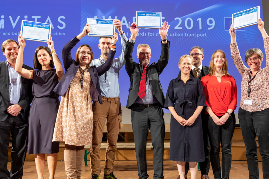 So sehen SiegerInnen aus: Diese Damen und Herren hatten die besten Mobilitätsideen. Dafür gab es den CIVITAS Award. © Harry Schiffer So sehen SiegerInnen aus: Diese Damen und Herren hatten die besten Mobilitätsideen. Dafür gab es den CIVITAS Award.