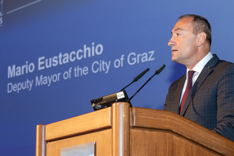 Eröffnete den Kongress offiziell und gratulierte den Award-GewinnerInnen: Vizebürgermeister Mario Eustacchio. © Stadt Graz/Fischer Eröffnete den Kongress offiziell und gratulierte den Award-GewinnerInnen: Vizebürgermeister Mario Eustacchio.