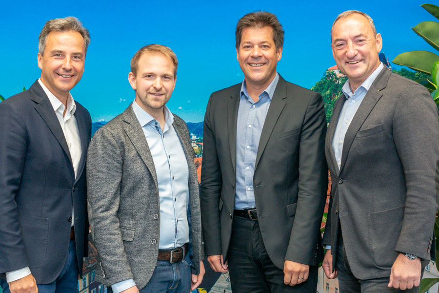 Thomas Drage (2. v. l.) ist Klimaschutzbeauftragter der Stadt Graz. Bürgermeister Siegfried Nagl (l.), Baudirektor Bertram Werle (3. v. l.) und Bürgermeister-Stellvertreter Mario Eustacchio sind überzeugt von der Qualifikation des Umweltsystemwissenschafters. Drage war bisher als Projektkoordinator im EU-Referat tätig. © Stadt Graz/Fischer Thomas Drage (2. v. l.) ist Klimaschutzbeauftragter der Stadt Graz. Bürgermeister Siegfried Nagl (l.), Baudirektor Bertram Werle (3. v. l.) und Bürgermeister-Stellvertreter Mario Eustacchio sind überzeugt von der Qualifikation des Umweltsystemwissenschafters. Drage war bisher als Projektkoordinator im EU-Referat tätig.