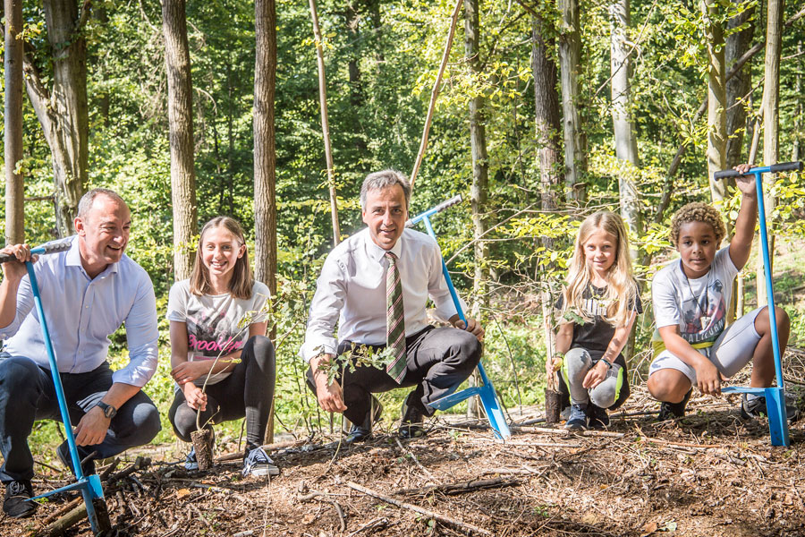 Jedem Grazer Kind ein Baum: Bürgermeister Siegfried Nagl (Mi.) und Bürgermeister-Stellvertreter Mario Eustacchio mit VertreterInnen des Grazer Kinderparlaments. 