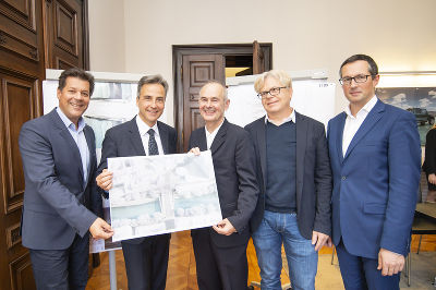 Präsentation des Siegerprojekts für die neue Tegetthoffbrücke: von links Stadtbaudirektor DI Mag. Bertram Werle, Bürgermeister Mag. Siegfried Nagl, Wettbewerbssieger Arch. Univ.-Prof. Mag Wolfgang Tschapeller, Bauingenieur Josef Taferner vom Projektpartner Ingenieurteam Bergmeister und Stadtplanungsvorstand DI Bernhard Inninger.