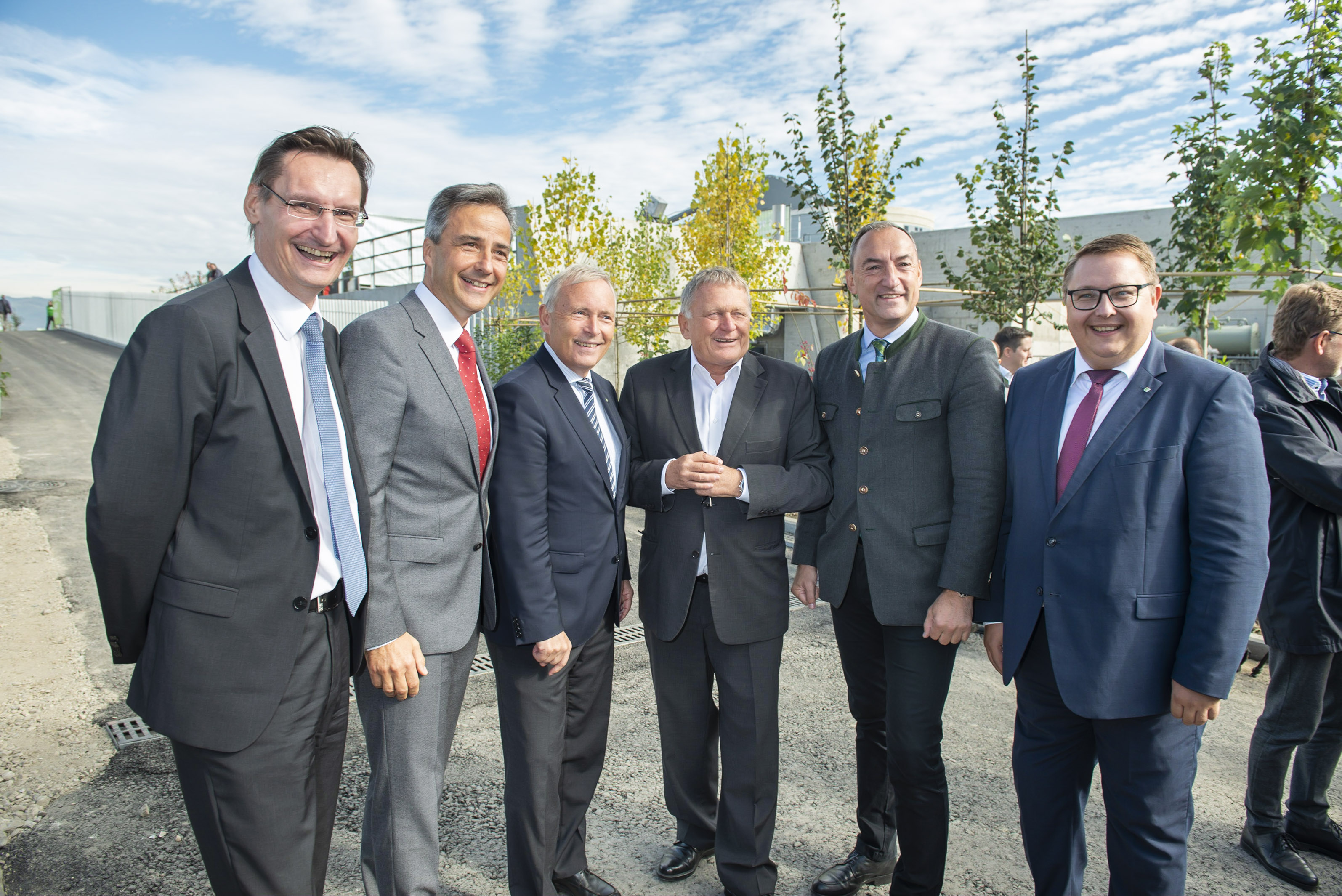 Freudige Gesichter bei der Eröffnung: Holding Graz Vorstand Gert Heigl, Bürgermeister Siegfried Nagl, Energie Steiermark Vorstand Christian Purrer, Holding Graz Vorstandsvorsitzender Wolfgang Malik, Vizebürgermeister Mario Eustacchio und Energie Steiermark Vorstand Martin Graf (v.l.) © Stadt Graz/Fischer Freudige Gesichter bei der Eröffnung: Holding Graz Vorstand Gert Heigl, Bürgermeister Siegfried Nagl, Energie Steiermark Vorstand Christian Purrer, Holding Graz Vorstandsvorsitzender Wolfgang Malik, Vizebürgermeister Mario Eustacchio und Energie Steiermark Vorstand Martin Graf (v.l.) © Stadt Graz/Fischer