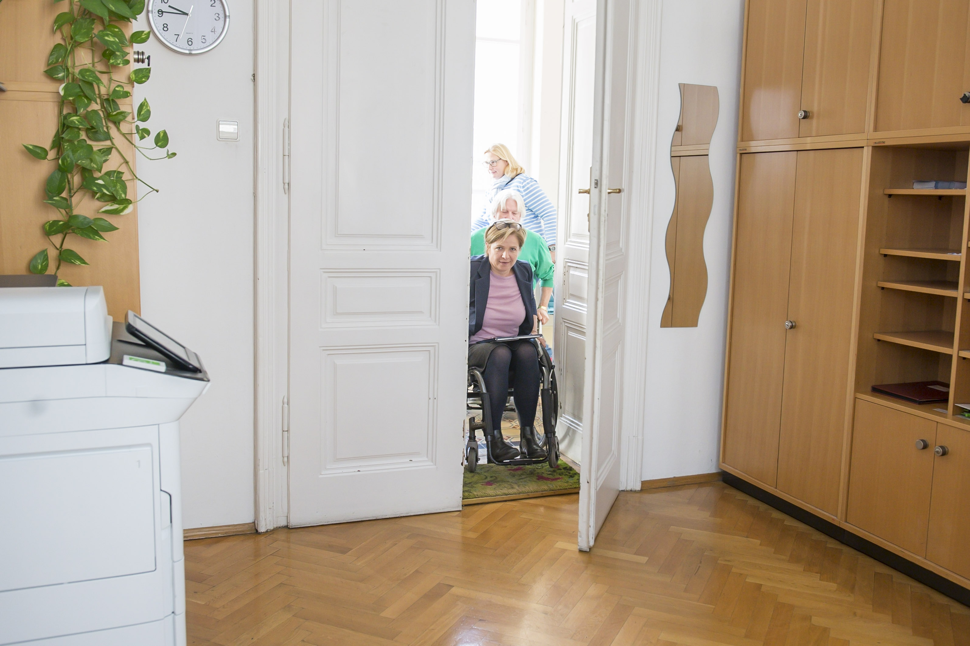 Stadträtin Judith Schwentner überprüft die Barrieren auf den Weg in ihr Büro.