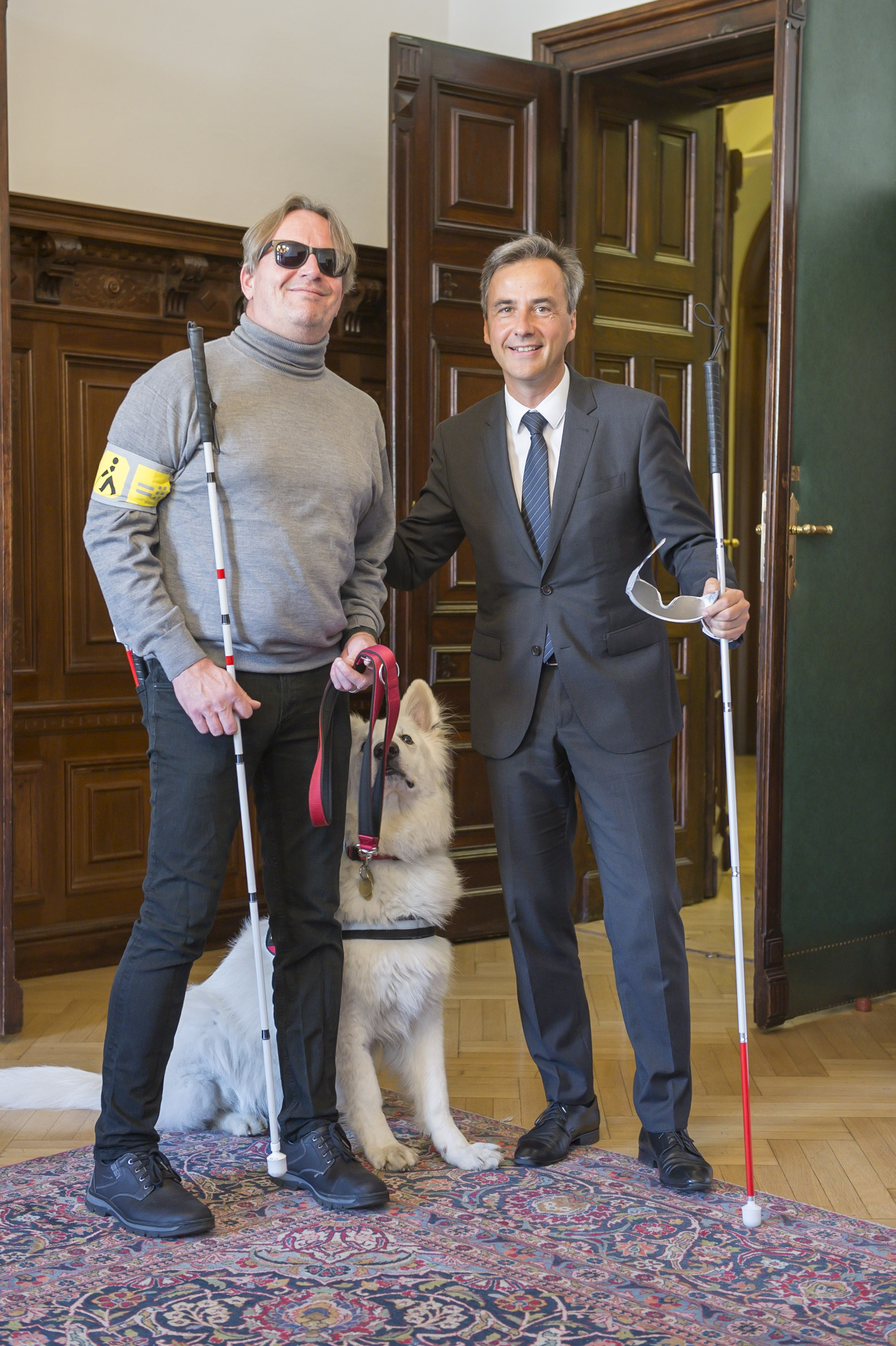 Bürgermeister Siegfried Nagl testet die Sehbehinderungsbrille.