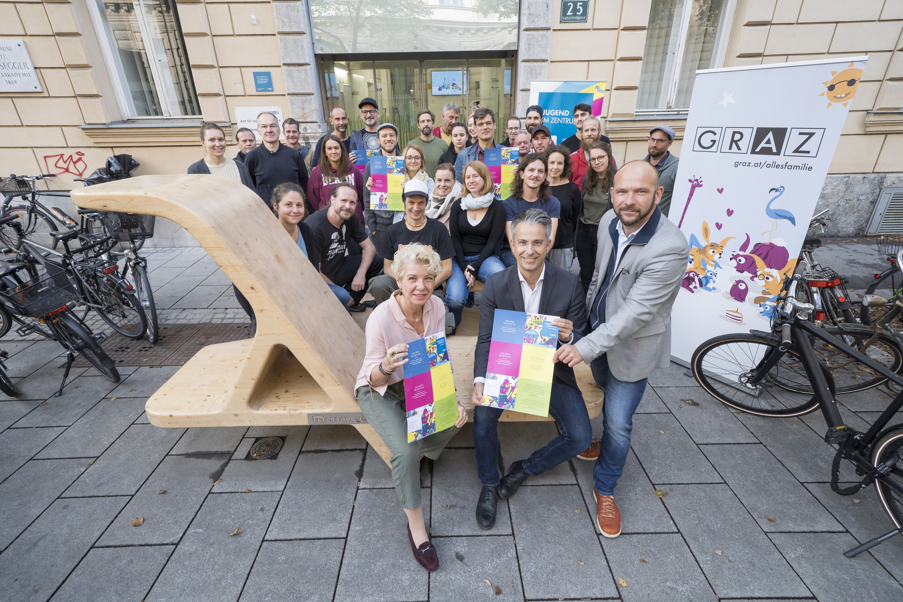 JUZ-Frühstück 2019: im Vordergrund Ingrid Krammer (Leiterin Amt für Jugend und Familie), Stadtrat Kurt Hohensinner, Markus Schabler (Fachbereichsleiter Offene Kinder- und Jugendarbeit) © Stadt Graz / Foto Fischer JUZ-Frühstück 2019: im Vordergrund Ingrid Krammer (Leiterin Amt für Jugend und Familie), Stadtrat Kurt Hohensinner, Markus Schabler (Fachbereichsleiter Offene Kinder- und Jugendarbeit) © Stadt Graz / Foto Fischer