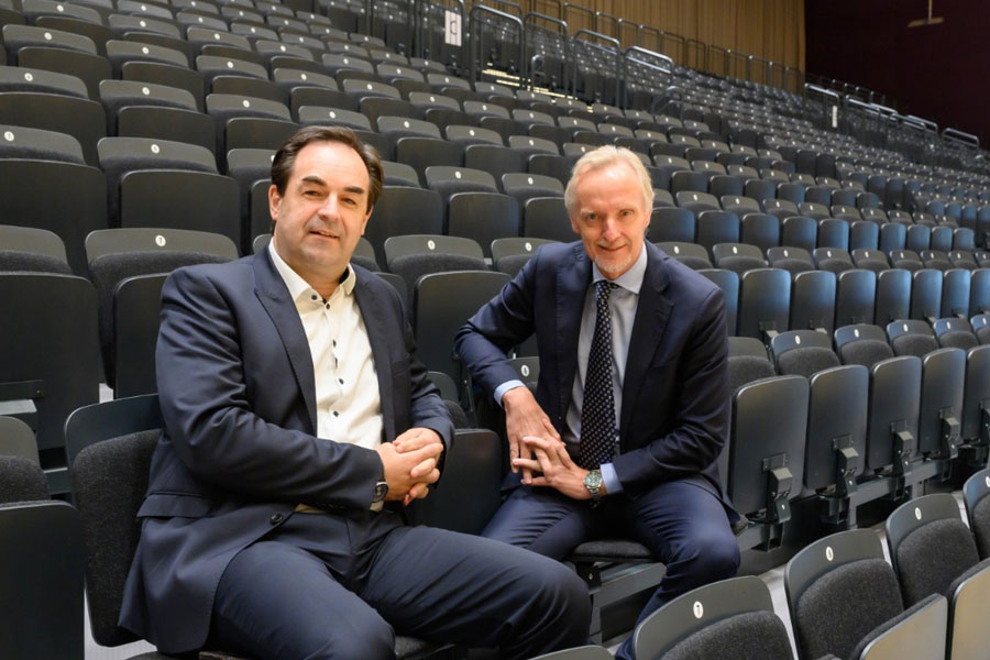 Laden ein Platz zu nehmen: Stadtrat Günter Riegler (r.) und Messe-CEO Armin Egger. © Stadt Graz/Fischer Laden ein Platz zu nehmen: Stadtrat Günter Riegler (r.) und Messe-CEO Armin Egger. © Stadt Graz/Fischer