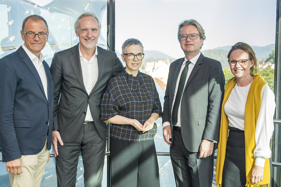 Stellten heute das "Kunsthaus neu" vor: Wolfgang Muchitsch (GF Universalmuseum Joanneum), Stadtrat Günter Riegler, Museumsdirektorin Barbara Steiner, Landesrat Christopher Drexler und Alexia Getzinger (GF Universalmuseum Joanneum). © Stadt Graz/Fischer Stellten heute das "Kunsthaus neu" vor: Wolfgang Muchitsch (GF Universalmuseum Joanneum), Stadtrat Günter Riegler, Museumsdirektorin Barbara Steiner, Landesrat Christopher Drexler und Alexia Getzinger (GF Universalmuseum Joanneum). © Stadt Graz/Fischer
