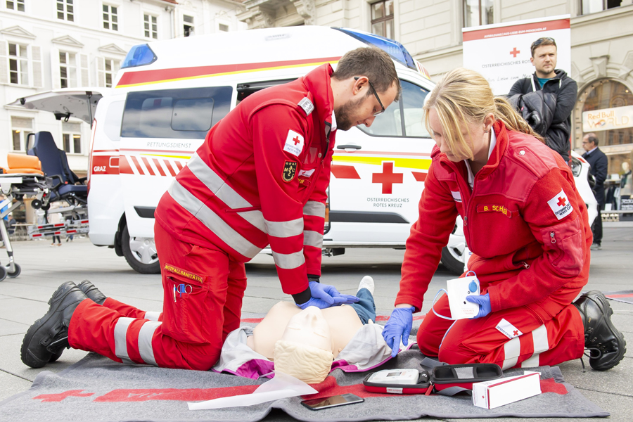 Beherzt helfen! Der Tag der Wiederbelebung erinnert daran. © Stadt Graz/Fischer Beherzt helfen! Der Tag der Wiederbelebung erinnert daran.