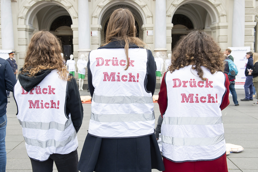 Beherzt helfen! Der Tag der Wiederbelebung erinnert daran. © Stadt Graz/Fischer Beherzt helfen! Der Tag der Wiederbelebung erinnert daran.
