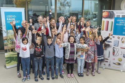 Mit ihren Ehrengästen strahlten die Kinder bei der Eröffnung der neuen Volksschule Leopoldinum um die Wette.
