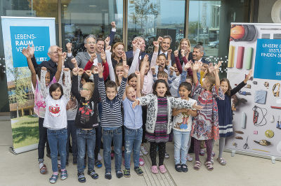 Mit ihren Ehrengästen strahlten die Kinder bei der Eröffnung der neuen Volksschule Leopoldinum um die Wette. © Stadt Graz/Fischer Mit ihren Ehrengästen strahlten die Kinder bei der Eröffnung der neuen Volksschule Leopoldinum um die Wette.