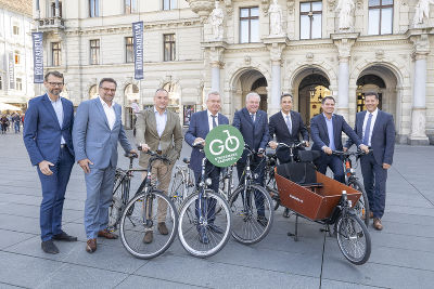 Machten das Grazer Rathaus heute zum Radhaus: von links DI Harald Grießer von der Landes-und Regionalentwicklung des Landes Steiermark, Landesbaudirektor DI Andreas Tropper, Bürgermeisterstellvertreter Mag. (FH) Mario Eustacchio, Verkehrs- und Finanzlandesrat Anton Lang, Landeshauptmann Hermann Schützenhöfer, Bürgermeister Mag. Siegfried Nagl, Landeshauptmannstellvertreter Mag. Michael Schickhofer und Stadtbaudirektor DI Mag. Bertram Werle.