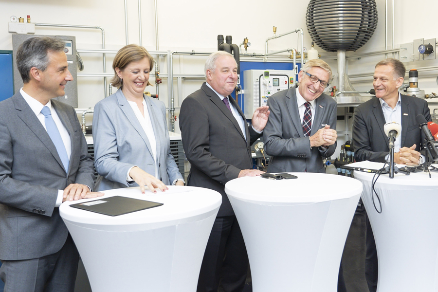 Bgm. Siegfried Nagl, LAbg. Barbara Eibinger-Miedl, LH Hermann Schützenhöfer, WKO-Chef Josef Herk und Spartenobmann Hermann Talowski (v. l.) © Stadt Graz/Fischer Bgm. Siegfried Nagl, LAbg. Barbara Eibinger-Miedl, LH Hermann Schützenhöfer, WKO-Chef Josef Herk und Spartenobmann Hermann Talowski (v. l.) © Stadt Graz/Fischer