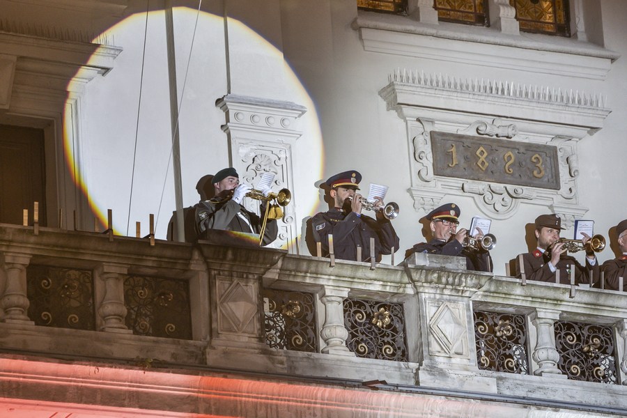 Trompeter aller Musikkapellen am Rathausbalkon. © Stadt Graz/Fischer Trompeter aller Musikkapellen am Rathausbalkon. © Stadt Graz/Fischer