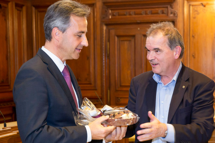 Süßes aus Salzburg für Bürgermeister Nagl (l.) und Wein aus der Steiermark für den Jubilar Michael Kopp. © Stadt Graz/Fischer Süßes aus Salzburg für Bürgermeister Nagl (l.) und Wein aus der Steiermark für den Jubilar Michael Kopp. © Stadt Graz/Fischer