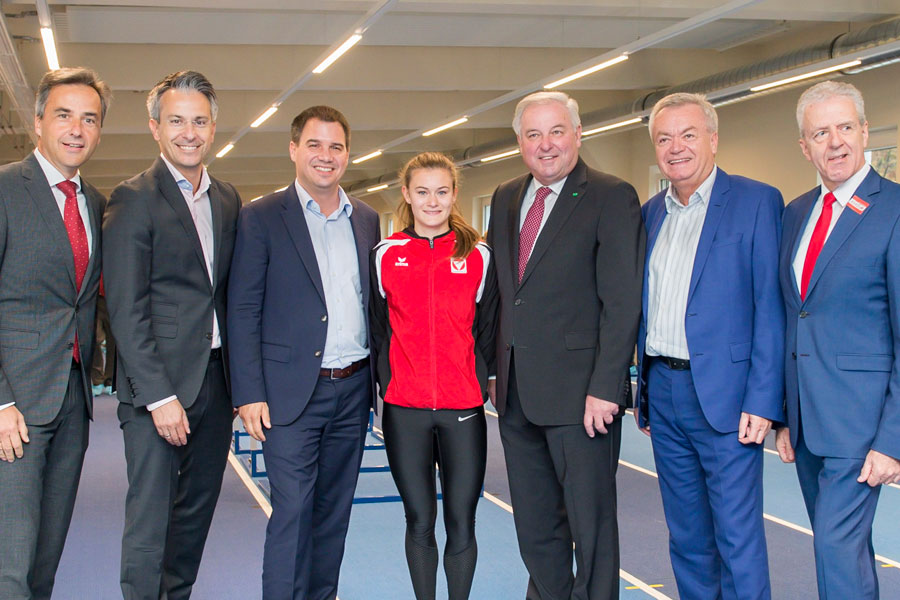 Gemeinsam für die Multifunktionssportstätte des ASKÖ in  Graz-Eggenberg: Sportstadtrat Kurt Hohensinner, Bürgermeister Siegfried Nagl, LH-Stv. Michael Schickhofer, Olympia-Hoffnung Alexandra Toth, LH Hermann Schützenhöfer, Sportlandesrat Anton Lang und ASKÖ-Steiermark-Präsident Gerhard Widmann (v. l.).