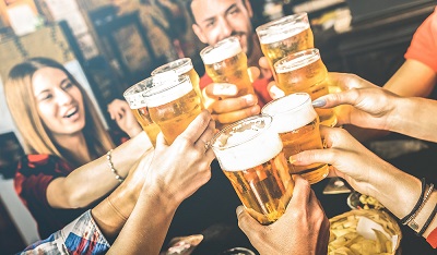Symbolbild: Trinkende Jugendliche © iStock/ViewApart Symbolbild: Trinkende Jugendliche © iStock/ViewApart