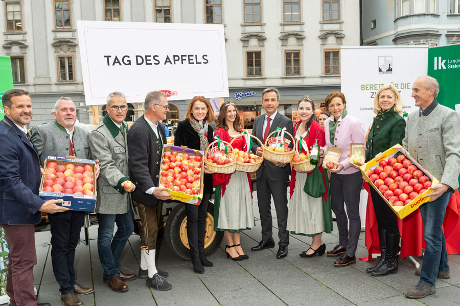 VertreterInnen der Landwirtschaftskammer und der steirische Apfelbäuerinnen und -bauern versammelten eröffneten heute gemeinsam mit Bürgermeister Nagl den "Tag des Apfels". 