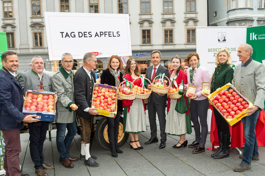 VertreterInnen der Landwirtschaftskammer und der steirische Apfelbäuerinnen und -bauern versammelten eröffneten heute gemeinsam mit Bürgermeister Nagl den "Tag des Apfels". © Stadt Graz/Fischer VertreterInnen der Landwirtschaftskammer und der steirische Apfelbäuerinnen und -bauern versammelten eröffneten heute gemeinsam mit Bürgermeister Nagl den "Tag des Apfels".