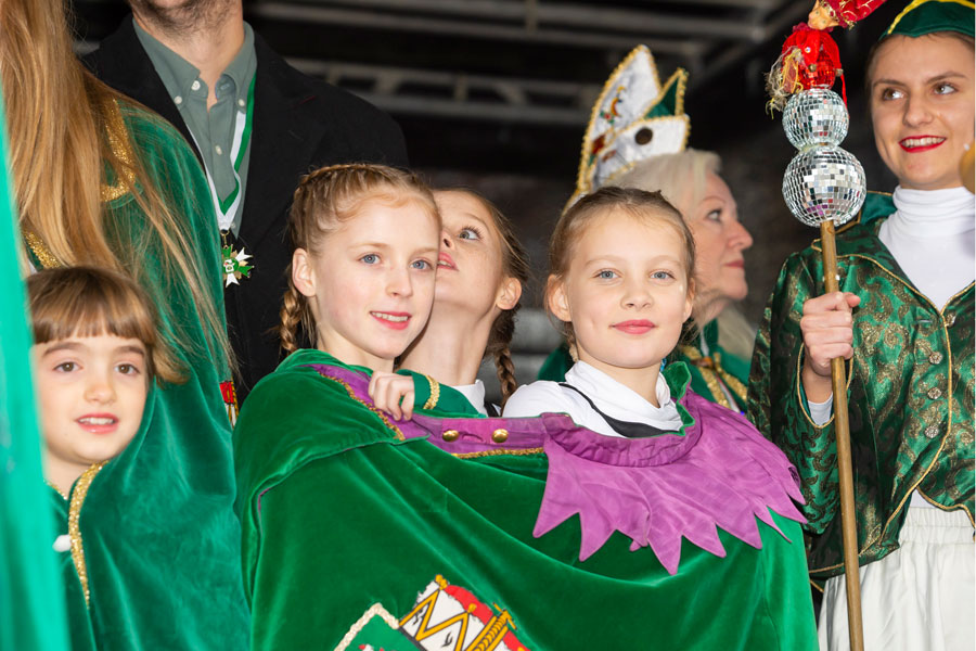 Tapfere Gardemädchen. Sie trotzten der Kälte und lieferten eine tolle Show. © Stadt Graz/Fischer Tapfere Gardemädchen. Sie trotzten der Kälte und lieferten eine tolle Show. © Stadt Graz/Fischer