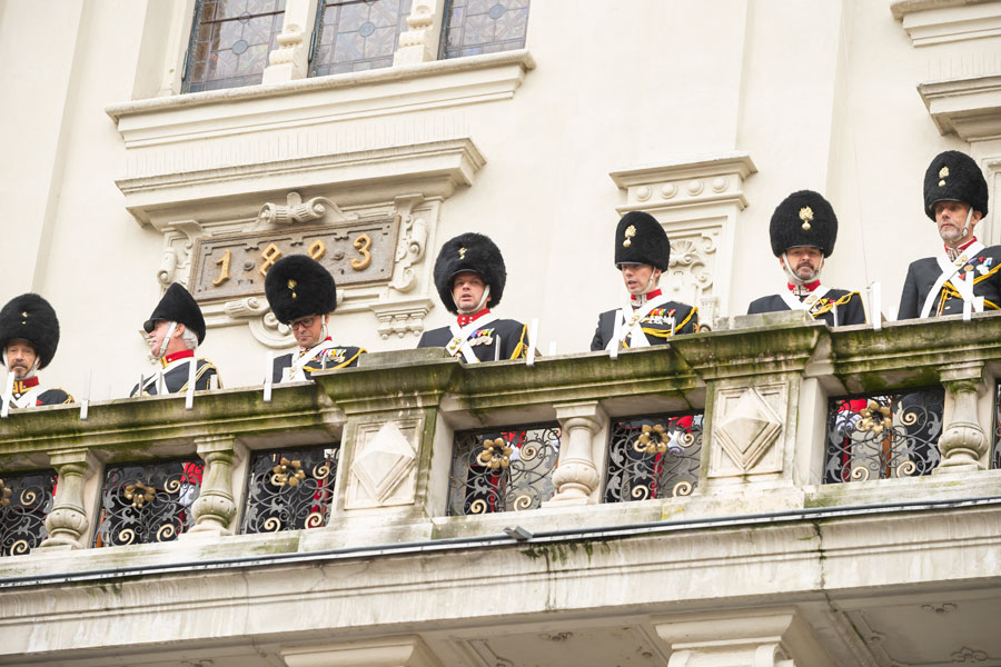 Vom Rathausbalkon aus verteidigten die Mitglieder des 1. Grazer Bürgercorps den Bürgermeister. © Stadt Graz/Fischer Vom Rathausbalkon aus verteidigten die Mitglieder des 1. Grazer Bürgercorps den Bürgermeister. © Stadt Graz/Fischer