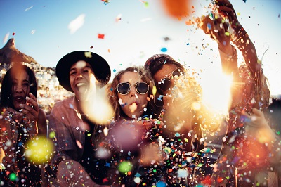Symbolbild: feiernde Jugendliche © iStock/wundervisuals Symbolbild: feiernde Jugendliche © iStock/wundervisuals