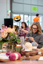 In der Strick-Ecke wurde fleißig für den guten Zweck gestrickt. © MCG/Kurt Remling In der Strick-Ecke wurde fleißig für den guten Zweck gestrickt. © MCG/Kurt Remling