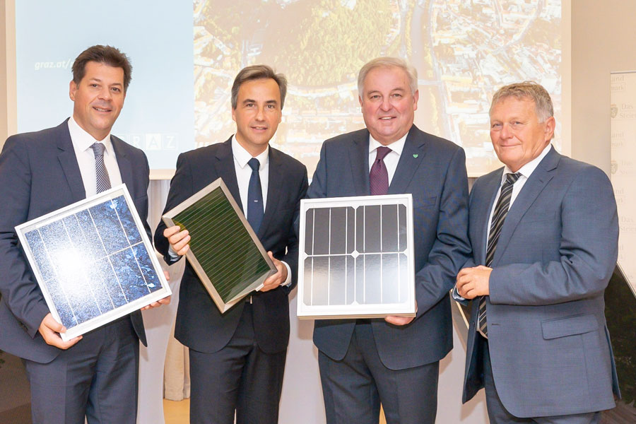 Landeshauptmann Hermann Schützenhöfer (3. v. l.) sagte Bürgermeister Siegfried Nagl (2. v. l.) eine Unterstützung von 30 Millionen Euro für den Klimaschutzfonds zu. Stadtbaudirektor Bertram Werle (l.) und Holding-Graz-CEO Wolfgang Malik berichteten von Projekten aus ihren Bereichen. © Stadt Graz/Fischer Landeshauptmann Hermann Schützenhöfer (3. v. l.) sagte Bürgermeister Siegfried Nagl (2. v. l.) eine Unterstützung von 30 Millionen Euro für den Klimaschutzfonds zu. Stadtbaudirektor Bertram Werle (l.) und Holding-Graz-CEO Wolfgang Malik berichteten von Projekten aus ihren Bereichen. © Stadt Graz/Fischer