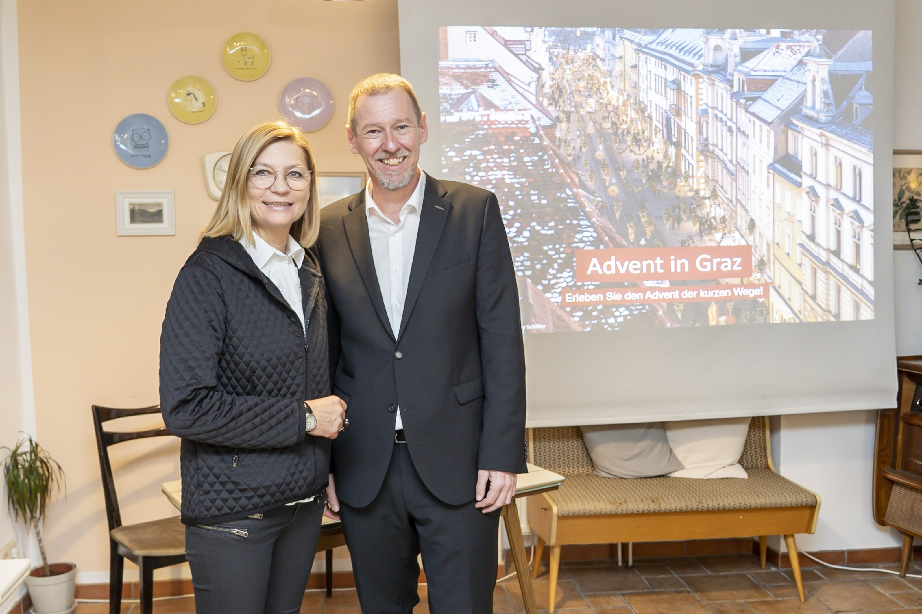 Daniela Gmeinbauer (in Vertretung von Bürgermeister Siegfried Nagl) und Citymanager Heimo Maieritsch präsentierten in "Omas Teekanne" das heurige Adventprogramm. © Stadt Graz/Fischer Daniela Gmeinbauer (in Vertretung von Bürgermeister Siegfried Nagl) und Citymanager Heimo Maieritsch präsentierten in "Omas Teekanne" das heurige Adventprogramm.