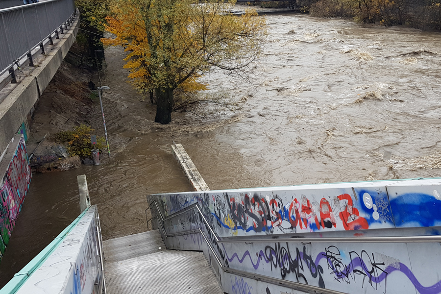 Zum Vergleich: Die Mur bei einem Pegelstand von 5,30 Metern ... © Stadt Graz/Sicherheitsmanagement Zum Vergleich: Die Mur bei einem Pegelstand von 5,30 Metern ... © Stadt Graz/Sicherheitsmanagement
