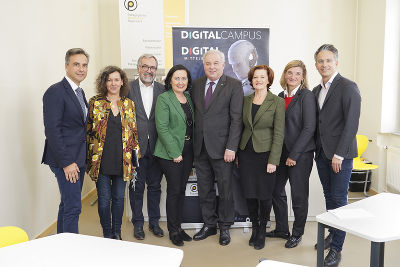 Bgm. Siegfried Nagl, Karoline Mecenovic-Wolf (Direktorin der VS St. Leonhard), Manfred Wacker (Direktor der Digital NMS Graz-St. Leonhard, Bildungsdirektorin Elisabeth Meixner, Landeshauptmann Hermann Schützenhöfer, Elgrid Messner (Rektorin der Pädagogischen Hochschule Steiermark), Dorothee Ritz (General Managerin Microsoft Österreich), Bildungsstadtrat Kurt Hohensinner