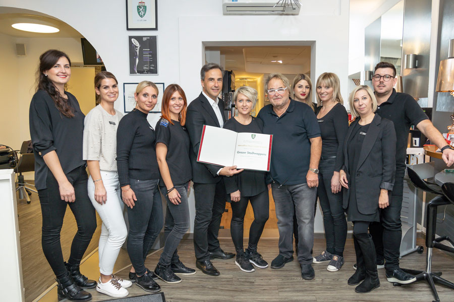 Bürgermeister Siegfried Nagl überbrachte Intercoiffeur Gerhard Mayer und seinem Team im Salon Sporgasse heute das Grazer Stadtwappen. © Stadt Graz/Fischer Bürgermeister Siegfried Nagl überbrachte Intercoiffeur Gerhard Mayer und seinem Team im Salon Sporgasse heute das Grazer Stadtwappen. © Stadt Graz/Fischer