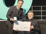 Bgm. Siegfried Nagl verleiht Dr. Walter Fiala, Leiter des Kongresses für Allgemeinmedizin, das goldene Ehrenzeichen der Stadt. © Stadt Graz/Fischer Bgm. Siegfried Nagl verleiht Dr. Walter Fiala, Leiter des Kongresses für Allgemeinmedizin, das goldene Ehrenzeichen der Stadt. © Stadt Graz/Fischer