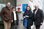 Ein Defi für die BHAK Grazbachgasse: Johannes Rumpl (UNIQA Landesdirektor Stmk), Mag.a Evelyn Plienegger (Direktorin BHAK), Prof. Mag. Barbara Pospischil (ÖJRK Bezirksleiterin), Mag. Wolfgang Hübel (Sicherheitsmanager der Stadt Graz; v. l.). © UNIQA/Oliver Wolf Ein Defi für die BHAK Grazbachgasse: Johannes Rumpl (UNIQA Landesdirektor Stmk), Mag.a Evelyn Plienegger (Direktorin BHAK), Prof. Mag. Barbara Pospischil (ÖJRK Bezirksleiterin), Mag. Wolfgang Hübel (Sicherheitsmanager der Stadt Graz; v. l.). © UNIQA/Oliver Wolf