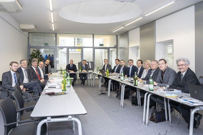Gemeinsam mit relevanten Führungskräften aus Stadt und Holding Graz diskutierten die ExpertInnen des neuen Fachbeirats für Klimaschutz unter Vorsitz von Bürgermeister und Vizebürgermeister die künftige Vorgangsweise. © Stadt Graz/Fischer Gemeinsam mit relevanten Führungskräften aus Stadt und Holding Graz diskutierten die ExpertInnen des neuen Fachbeirats für Klimaschutz unter Vorsitz von Bürgermeister und Vizebürgermeister die künftige Vorgangsweise.