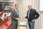 Bürgermeister Nagl und Dr. Marko mit einem historischen Rennanzug von Jochen Rindt