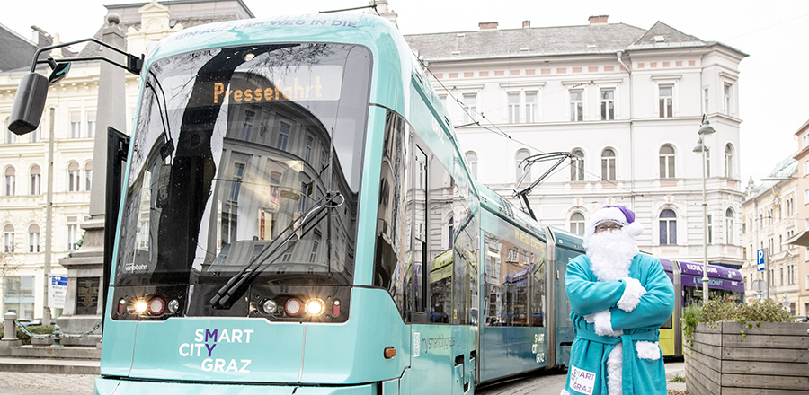 Die neue Straßenbahn soll auf die Verlängerung der Linie 6 zur Smart City Graz aufmerksam machen. Das freut auch den Weihnachtsmann. © Stefan Leitner Die neue Straßenbahn soll auf die Verlängerung der Linie 6 zur Smart City Graz aufmerksam machen. Das freut auch den Weihnachtsmann. © Stefan Leitner