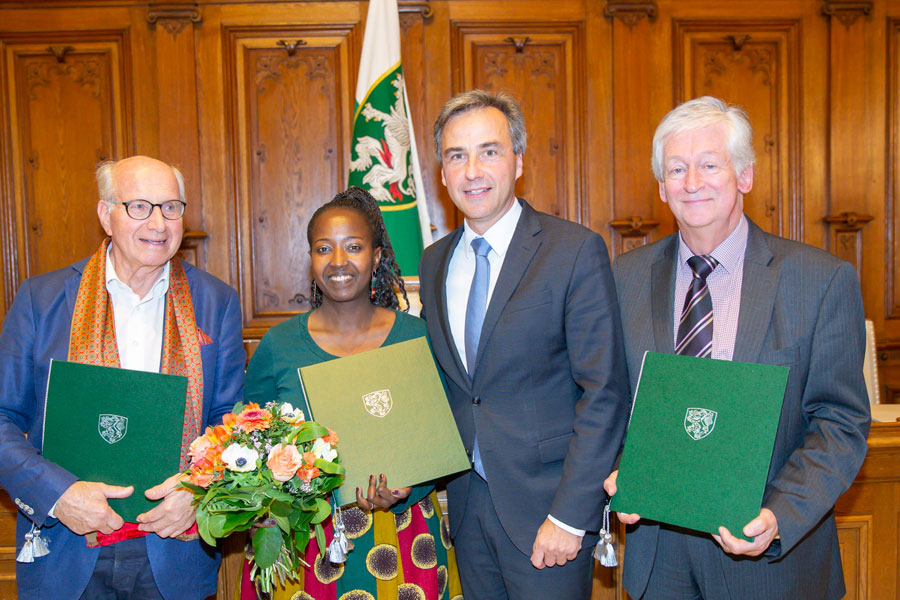 Bürgermeister Siegfried Nagl (3. v. l.) mit den PreisträgerInnen Karl-Heinz Herper, Edith Abawe und Peter Krasser (v. l.). © Stadt Graz/Fischer Bürgermeister Siegfried Nagl (3. v. l.) mit den PreisträgerInnen Karl-Heinz Herper, Edith Abawe und Peter Krasser (v. l.). © Stadt Graz/Fischer