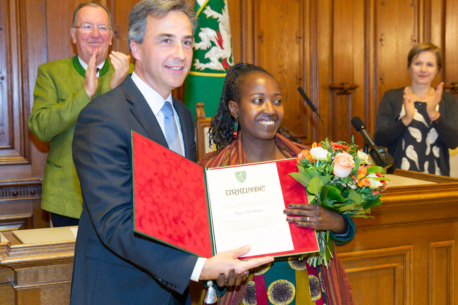 Edith Abawe wurde für ihr Engagement im Infocafé "palaver" mit dem Menschenrechtspreis ausgezeichnet. © Stadt Graz/Fischer Edith Abawe wurde für ihr Engagement im Infocafé "palaver" mit dem Menschenrechtspreis ausgezeichnet. © Stadt Graz/Fischer
