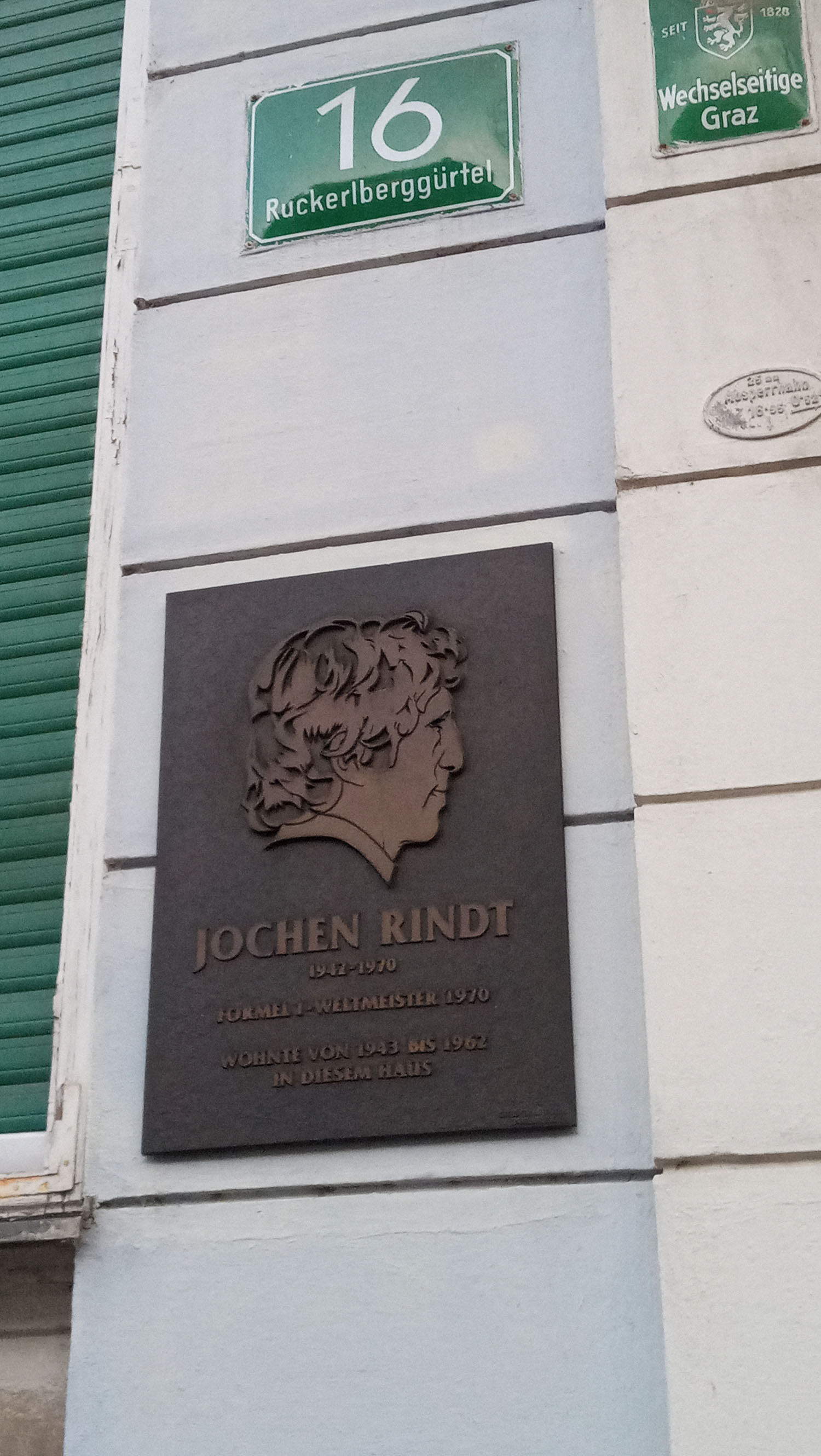 Die Jochen Rindt-Gedenktafel aus seinem Heimatbezirk St. Leonhard - dieses Bild steht unter "Mehr zum Thema" zum Download zur Verfügung