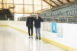 Sportamtsleiter Thomas Rajakovics und Sportstadtrat Kurt Hohensinner testen die EM-Eisfläche in der Schwarzlhalle