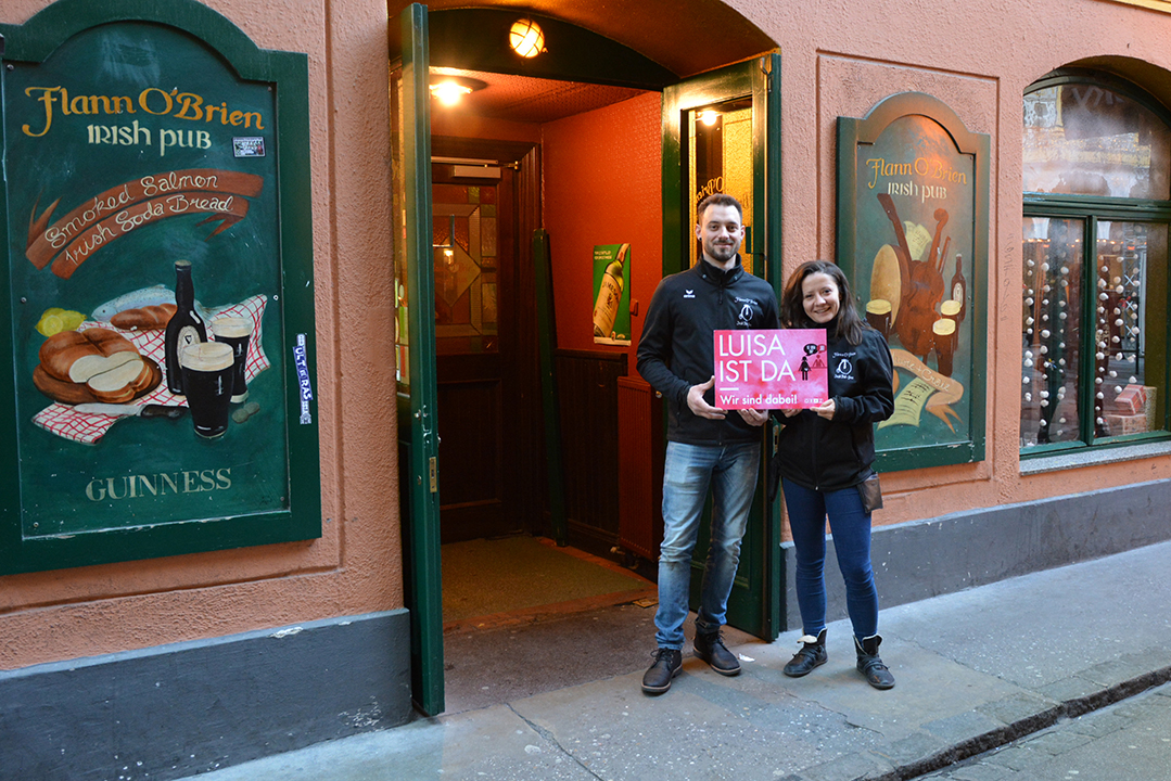 „Weil wir Belästigungen jeglicher Art nicht dulden wollen“, machen Markus Steiner, Emela Lakic und das Original Irish Pub Flann O‘Brien bei der Aktion #luisaistda mit.