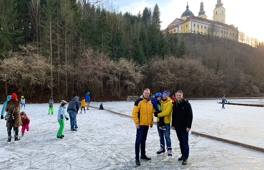 Sportstadtrat Kurt Hohensinner (re) und Bezirksvorsteher Erwin Wurzinger (li) testeten bereits den Eislaufteich in Mariatrost - sobald das Eis dick genug ist, wird wieder freigegeben!