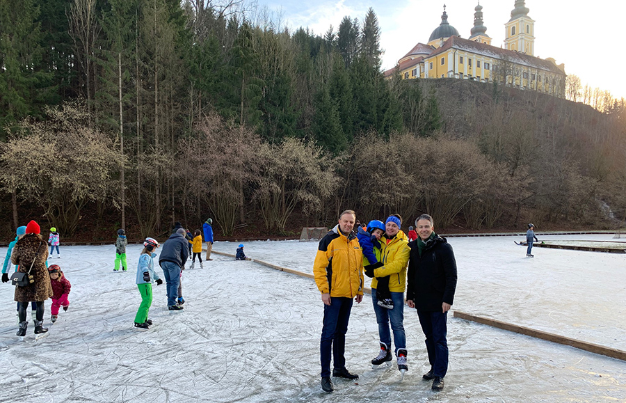 Sportstadtrat Kurt Hohensinner (re) und Bezirksvorsteher-Stv. Erwin Wurzinger (li) testeten bereits den Eislaufteich in Mariatrost - sobald das Eis dick genug ist, wird freigegeben! © Stadt Graz/Wurzinger Sportstadtrat Kurt Hohensinner (re) und Bezirksvorsteher-Stv. Erwin Wurzinger (li) testeten bereits den Eislaufteich in Mariatrost - sobald das Eis dick genug ist, wird freigegeben!