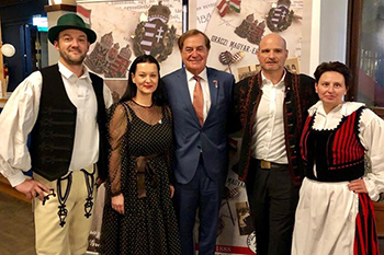 Tanzten Csárdás bis in die Morgenstunden: Szilvia Bognár (2.v.l.), Rudi Roth (Mitte) und Andreas Molnár mit Mitgliedern der ungarischen Volkstanzgruppe © KK Tanzten Csárdás bis in die Morgenstunden: Szilvia Bognár (2.v.l.), Rudi Roth (Mitte) und Andreas Molnár mit Mitgliedern der ungarischen Volkstanzgruppe © KK