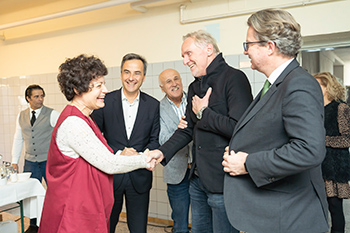 Oh hallo, ein starker Film ist in Planung! Der Grazer Stadtrat Günter Riegler (2.v.l.) begrüßt die Drehbuchautorin und Schauspielerin Marion Mitterhammer. © Stadt Graz/Fischer Oh hallo, ein starker Film ist in Planung! Der Grazer Stadtrat Günter Riegler (2.v.l.) begrüßt die Drehbuchautorin und Schauspielerin Marion Mitterhammer. © Stadt Graz/Fischer