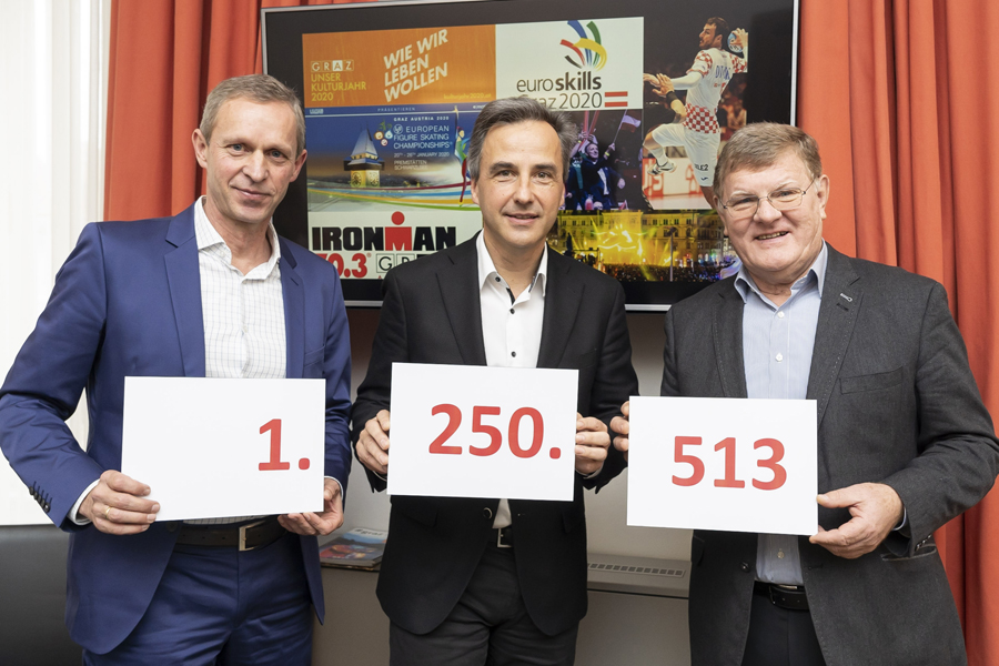 Rekordhalter: Bgm. Siegfried Nagl (Mitte) präsentiert mit den Touristikern Dieter Hardt-Stremayr (l.) und Hubert Pferzinger den neuen Nächtigungsrekord.