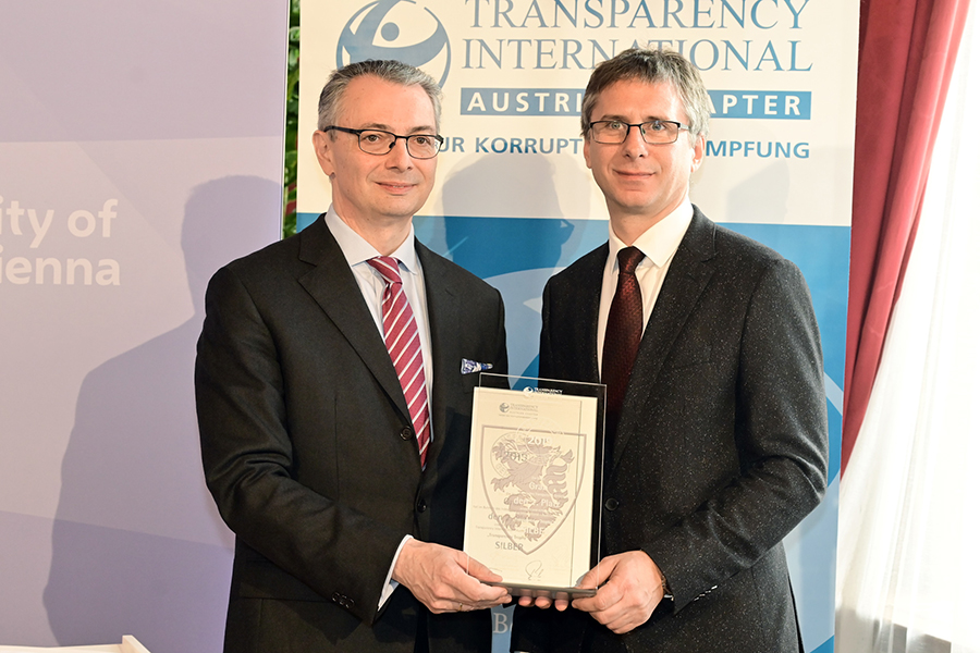 Gratulation! Alexander Picker (Transparency Austria) überreicht dem Grazer Magistratsdirektor Martin Haidvogl (re) die Auszeichnung.